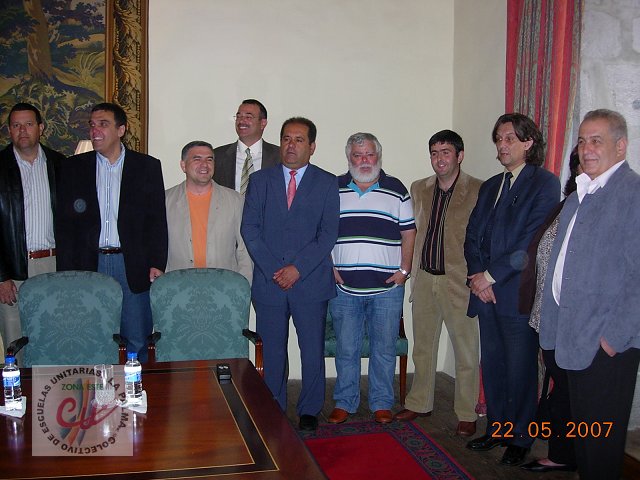 Antes de la firma. Consejero, representantes de las AMPAs, Presidente del Cabildo, miembros del Colectivo de Unitarias, representantes de los sindicatos.